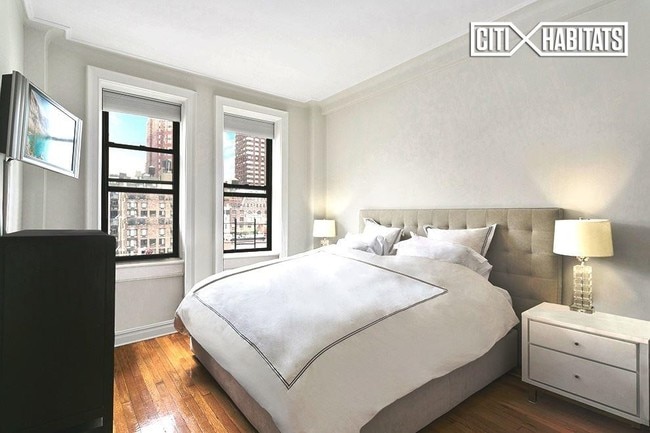 Building Photo - 30 W 70th St