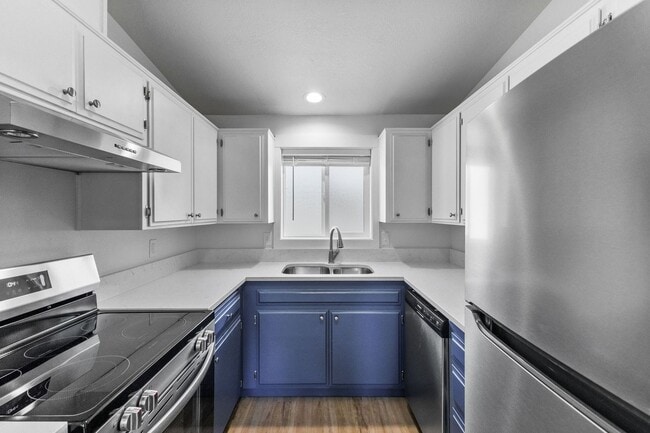Building Photo - Beautifully Renovated 3-Bedroom Home in Qu...
