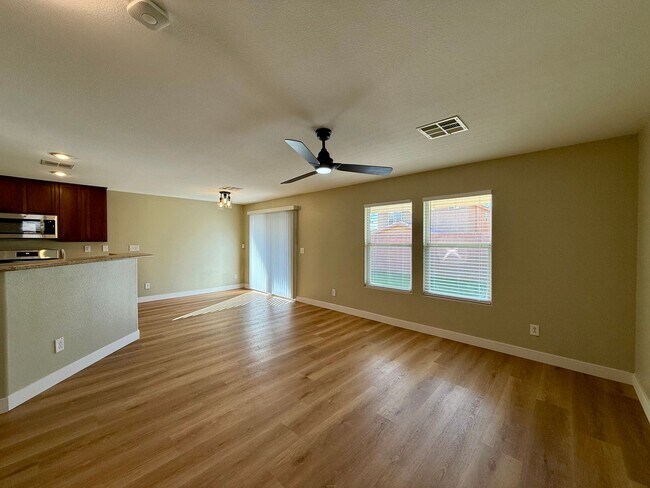 Foto del edificio - Charming 3/BD 2.5/BA Home with Spacious Ba...