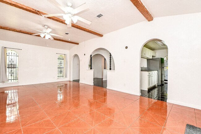 Building Photo - 9037 Crestview Dr