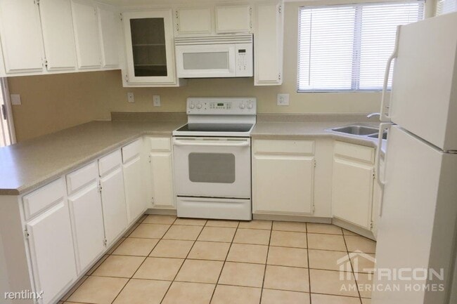 Building Photo - 5819 W Grovers Ave