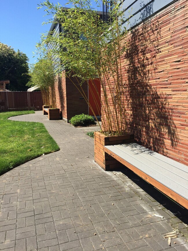 Building Photo - Townhouse style, W/D in unit, hardwoods storage, dog wash station on site, and all dogs welcome!