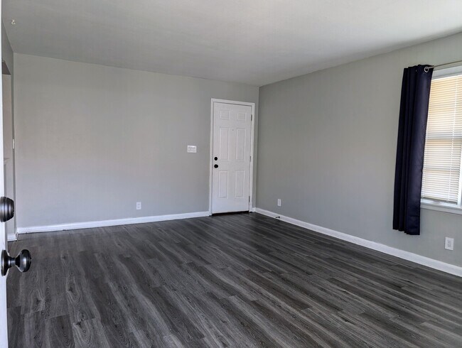 Building Photo - 2707 Canterbury Ln