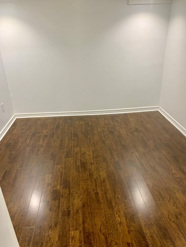 Building Photo - Bright clean 1 bedroom apartment with outd...