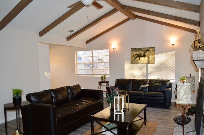 Building Photo - Beautifully remodeled 4 bedroom 2 bath hom...