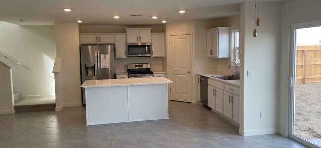 Foto del edificio - Rent Drop! and move in special.  A Must se...