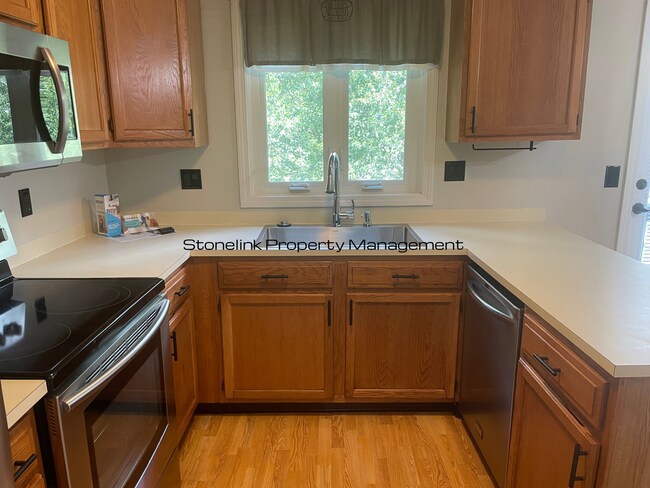 Foto del edificio - Fully Renovated Condo For Rent in Burrillv...