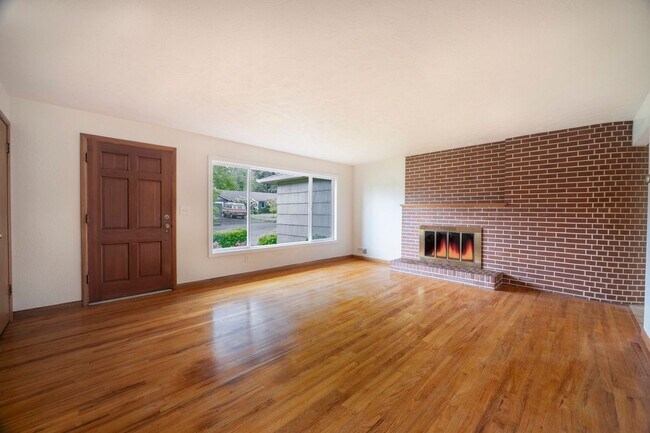Building Photo - 3 Bedroom/ 1.5 Bath home