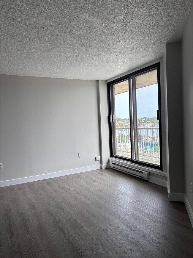 Photo du bâtiment - SPACIOUS TWO BEDROOM TWO BATHROOM APARTMENT AVAILABLE- DOWNTOWN DARTMOUTH