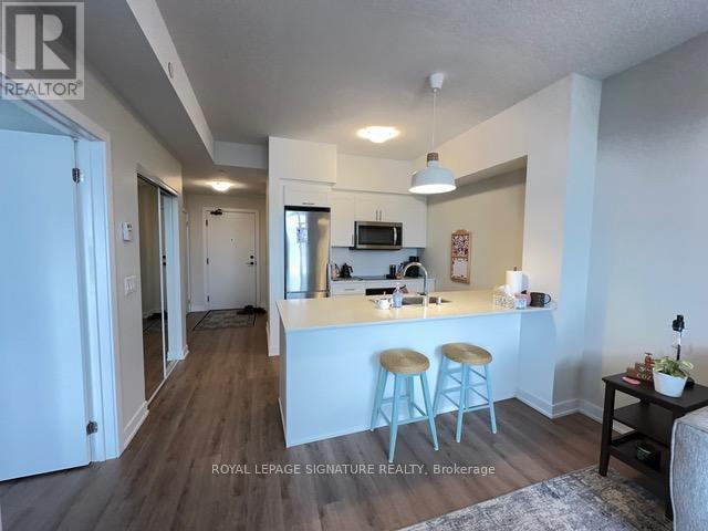 Photo du bâtiment - 600-600 N Service Rd