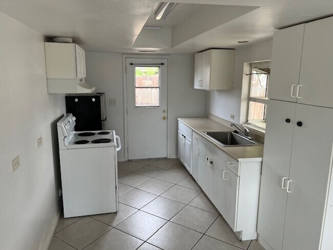 Foto del edificio - 6904-6906 Cedarcrest Ave