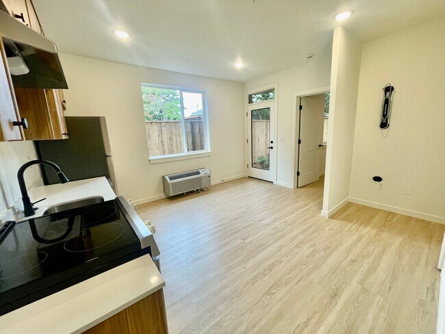 Building Photo - Multnomah Multiplex - 1/2 MONTH FREE RENT!