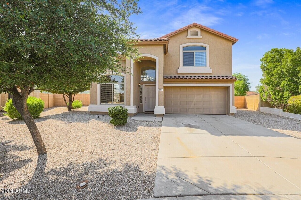 Foto principal - 16066 W Moreland St