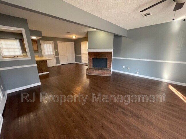 Foto del edificio - 5560 Blossom Ln