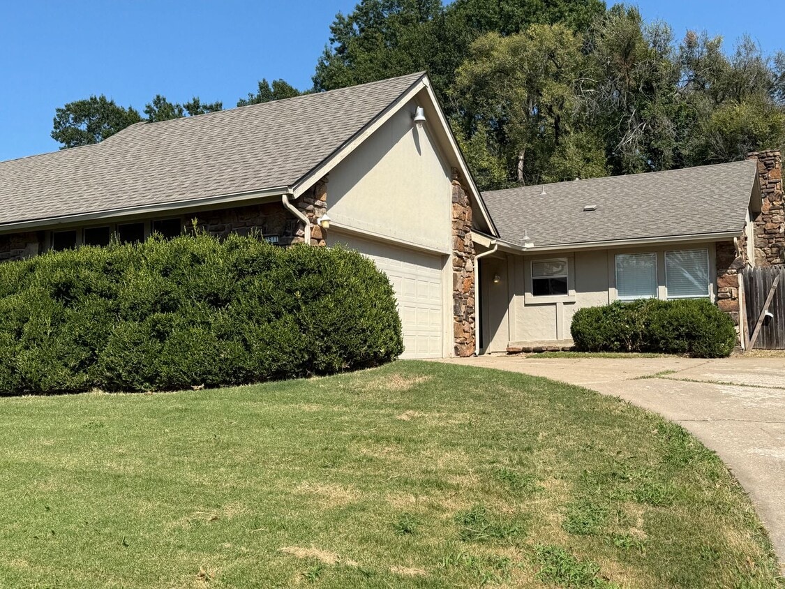 Primary Photo - Vaulted Ceilings, Large Great Room! 3 bedr...