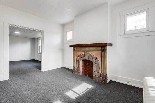 Building Photo - Available NOW Section 8 Property - Traditional style 4+ bed home w/ updated appliances & garage!