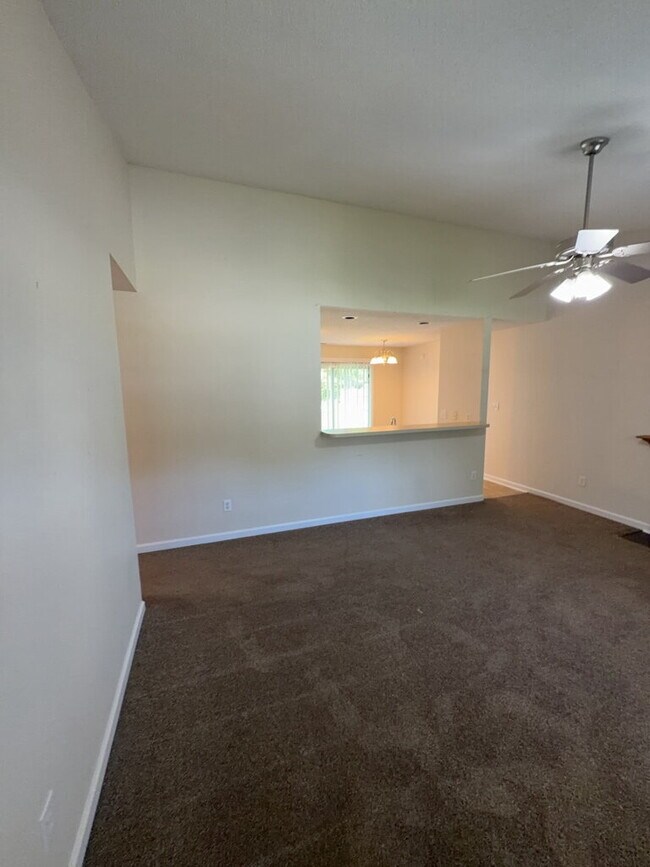 Foto del edificio - Charming 3 Bedroom, 2 Bath Home in Hubert-132 Daphne Drive