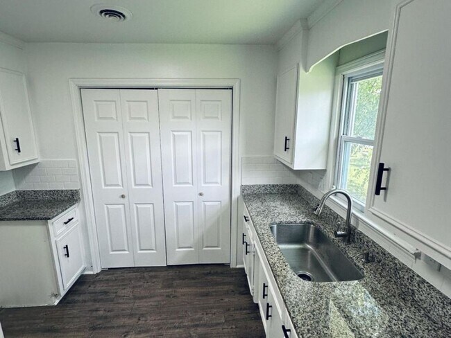 Foto del edificio - 317 Devonwood Ct