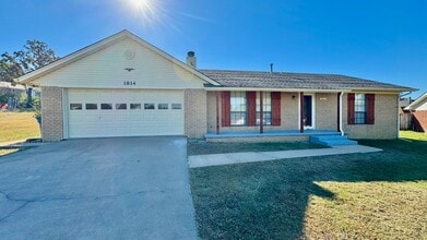 Building Photo - 1814 Nightingale Cir