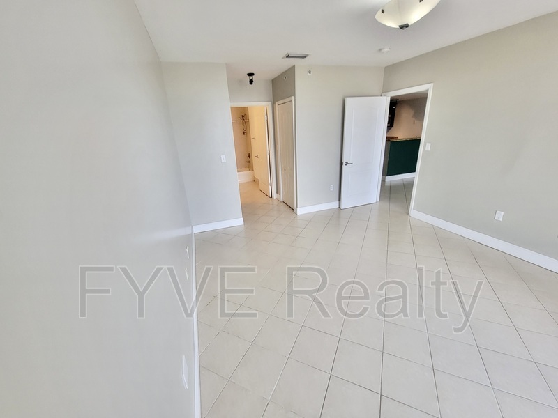 Foto principal - 2400 SW 27th Ave