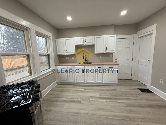 Foto del edificio - Stunningly Updated Historic 3 Bedrooms/2 Bathrooms Home Near Downtown Indianapolis!