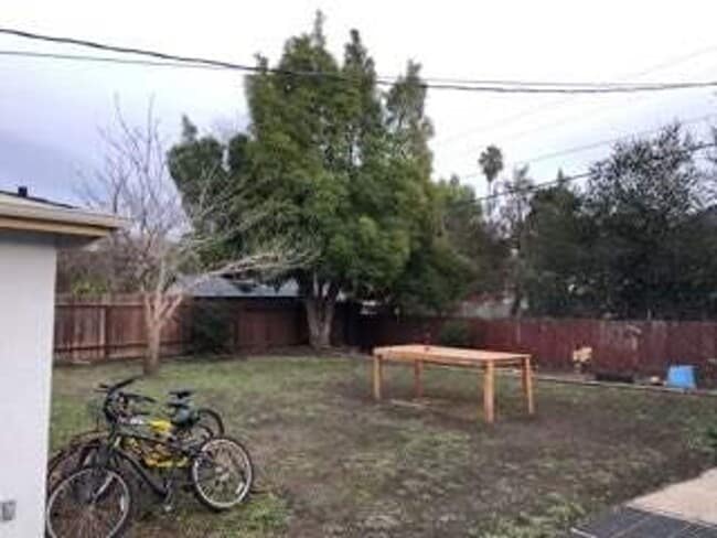 Foto del edificio - 4 bedrooms 2 baths Huge Backyard!