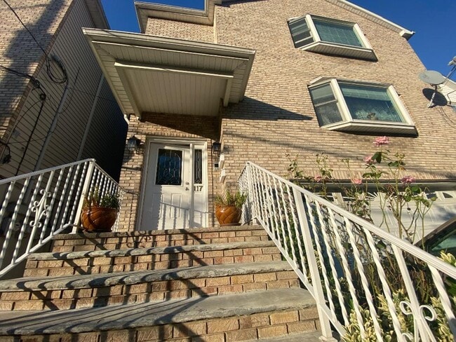 Building Photo - 117 W 35th St