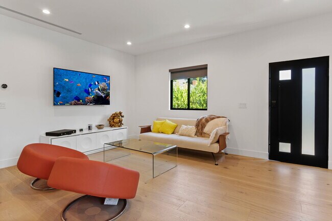 Foto del edificio - 5456 Hazeltine Ave