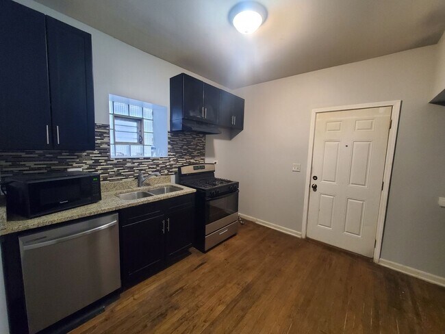 Foto del edificio - Spacious 3-Bedroom Gem in East Chatham: Ce...