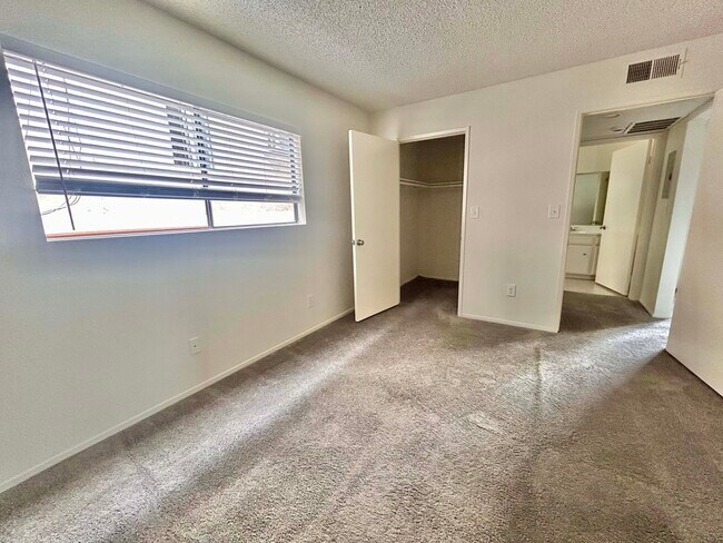 Foto del edificio - 9715 Charnock Ave