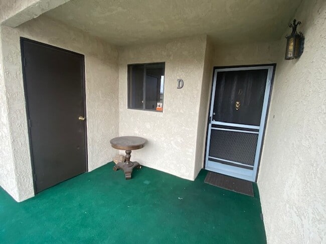 Building Photo - QUAINT, CUTE, 2BR CONDO; Covered Parking; ...
