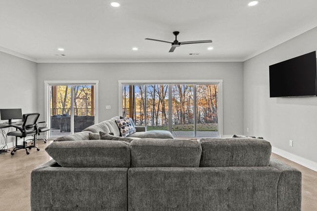 Building Photo - 533 Tom Cobb Dr