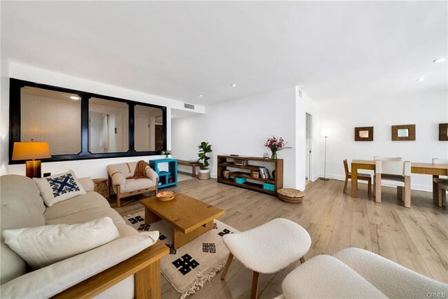 Foto del edificio - 7259 Hillside Ave