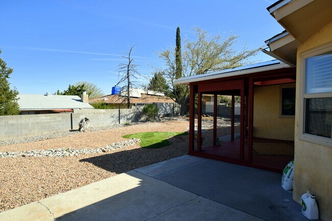 Foto del edificio - Pristine NE Home! NEW KITCHEN LA CUEVA S.D.  Call today 505-796-1400