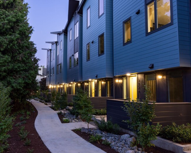 Building Photo - RIVERSIDE TOWNHOMES - Free Month - Winter ...