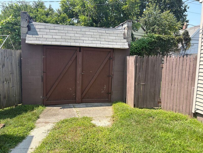 Building Photo - 3937 Woodhaven Dr