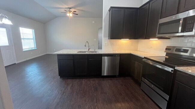 Foto del edificio - "Modern 3-Bed, 2-Bath Duplex Near Stevens ...