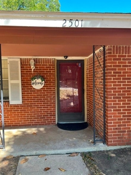 Building Photo - 2501 White Oak Ln