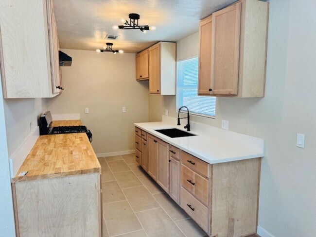 Foto del edificio - Gorgeous Remodeled 4+2 - $3100