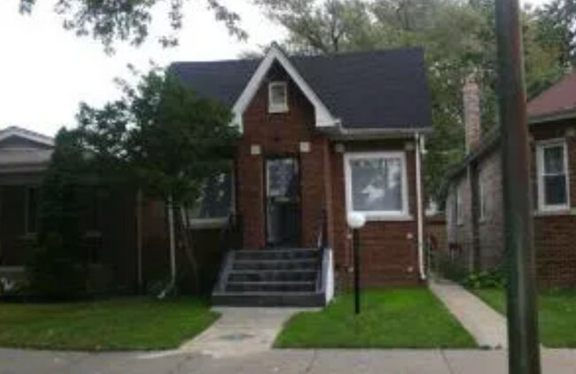 Foto del edificio - Spacious 4BR/1BA Chicago Brick Home – Fenc...
