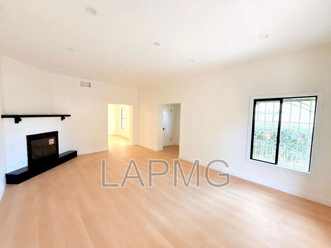 Foto del edificio - 6130 Whitsett Ave