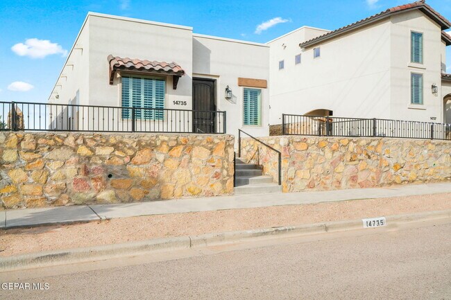 Foto del edificio - 14735 Pebble Hills Blvd