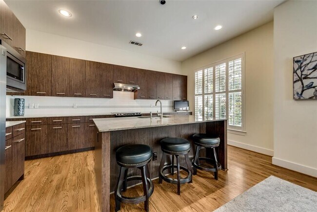 Building Photo - 2335 Stutz Dr