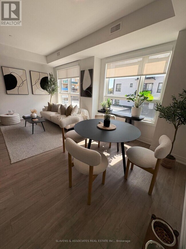 Photo du bâtiment - 15 Brenthall Ave