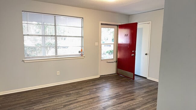 Building Photo - Cozy Two Bedroom Duplex on South End HHI