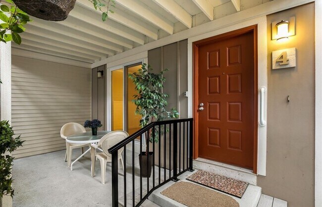 Building Photo - 2 Bed and 2 Bath Cozy Condo in Kirkland Av...