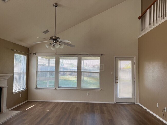 Foto del edificio - 4402 Golden Gate Dr