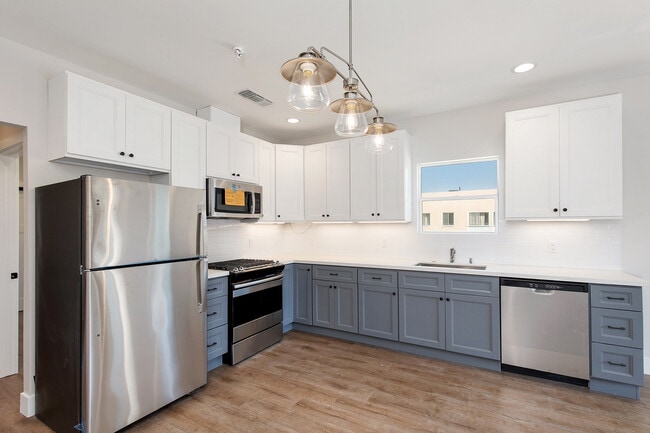 Building Photo - 3318 Fourth Ave