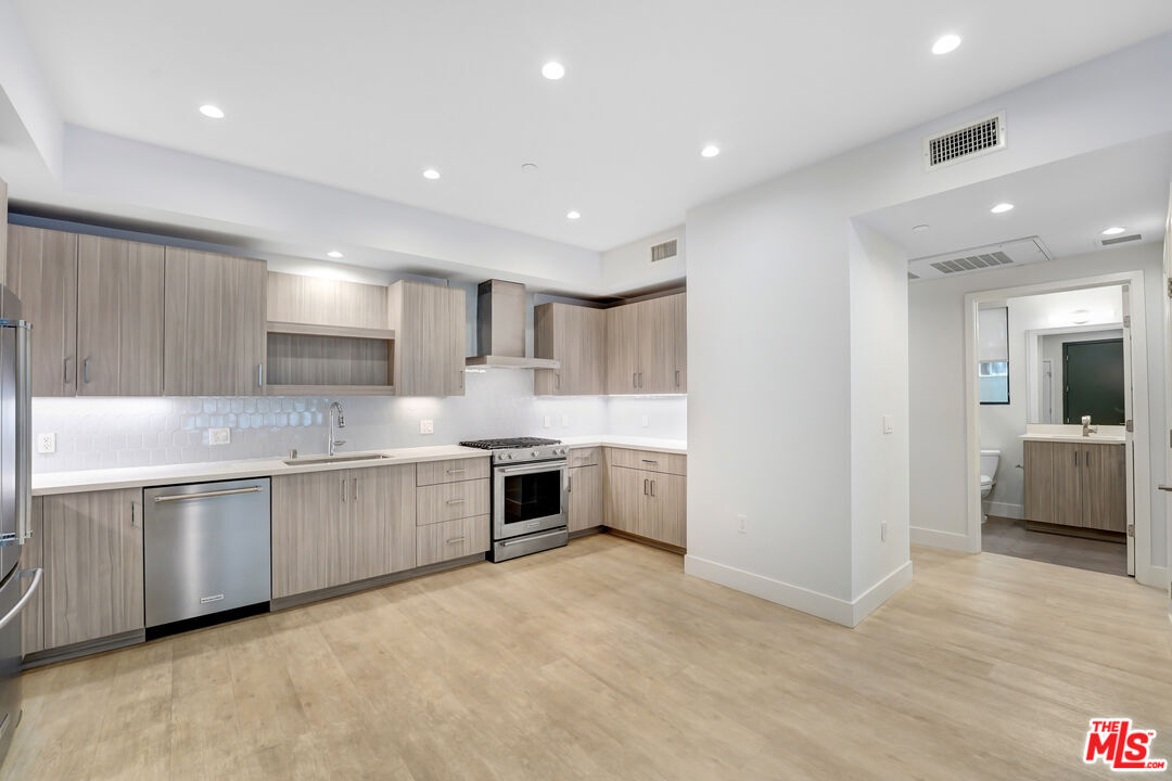 Foto principal - 5955 Saturn St