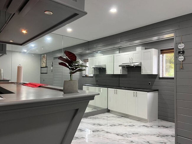 Photo du bâtiment - 11825-11891 91 Ave